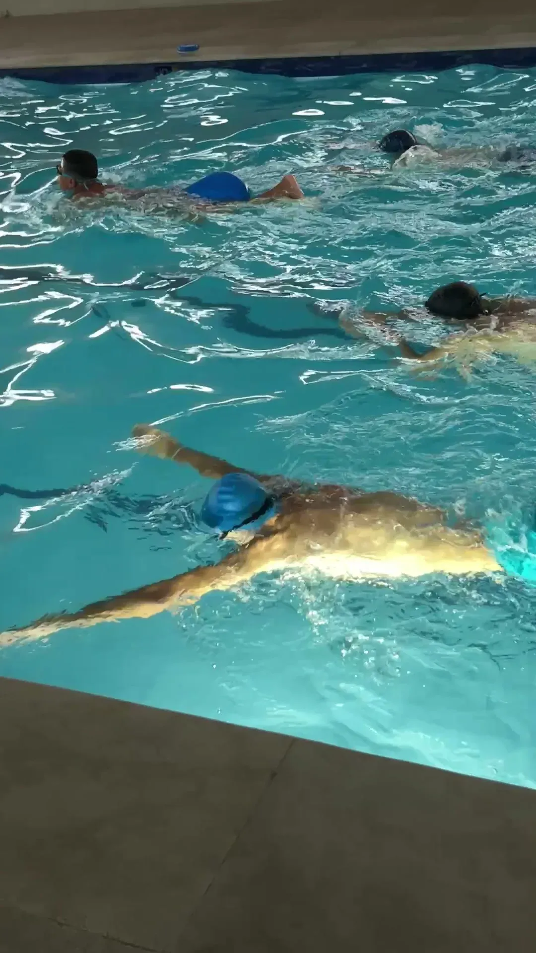Nageurs dans la piscine intérieure du club