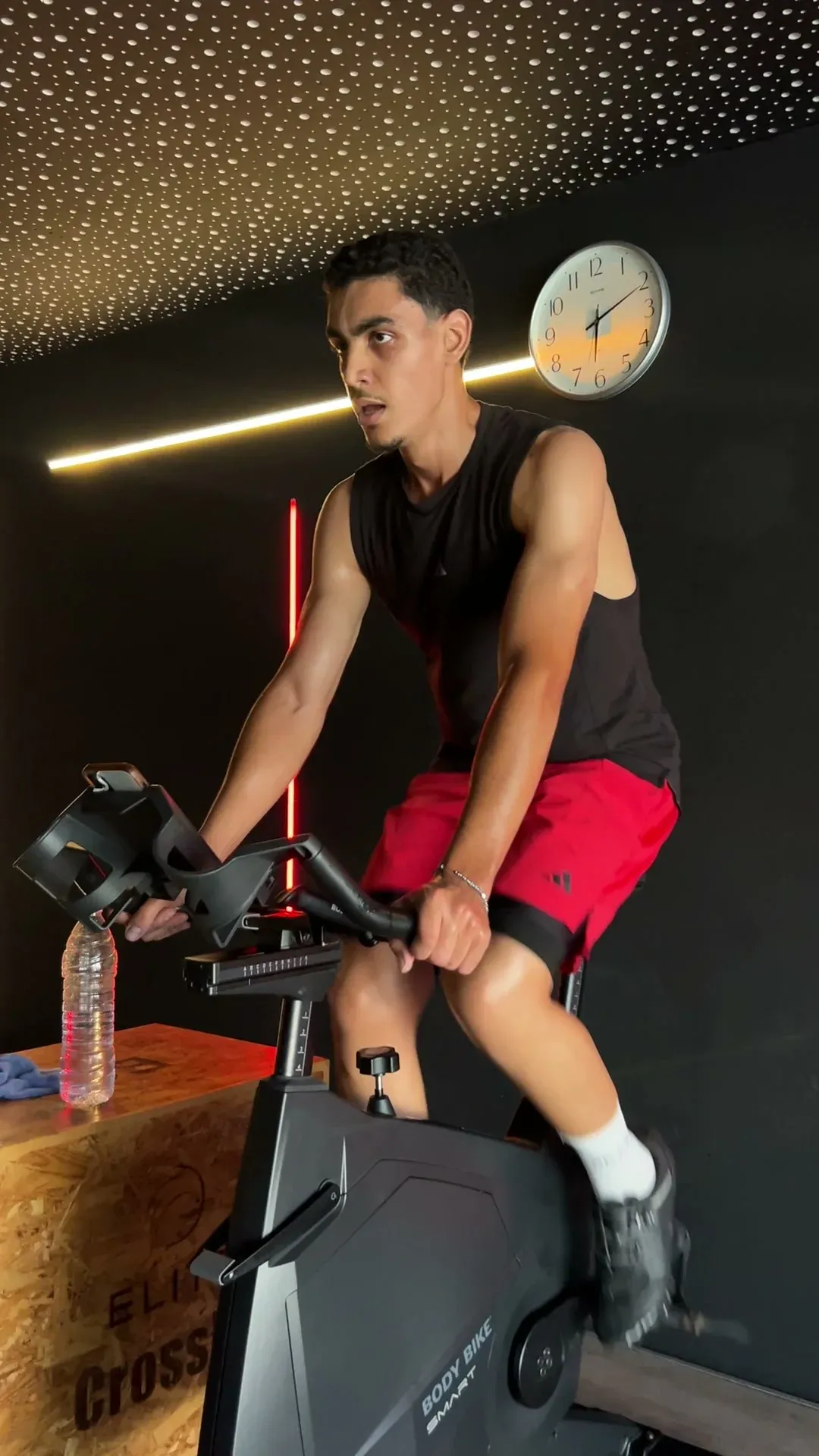 Un adepte de RPM sur son vélo dans le studio au plafond étoilé