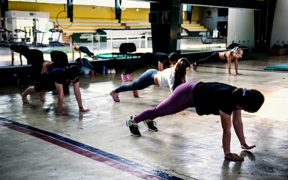 Un groupe fait des mouvements au sol dans une grande salle