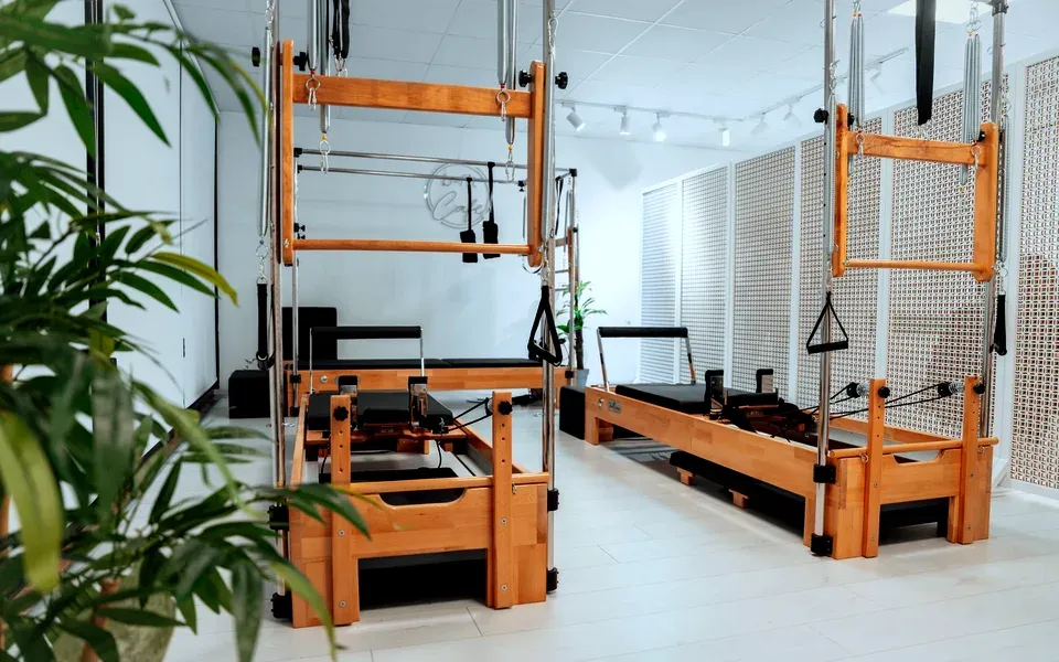 Un studio de Pilates équipé de reformers en bois
