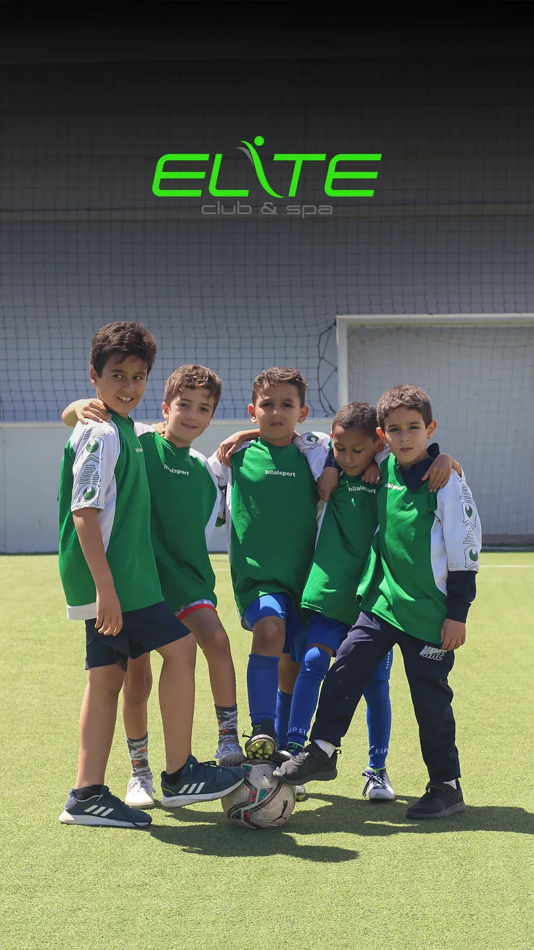 Enfants d’Elite Kids sur le terrain de mini-foot du club