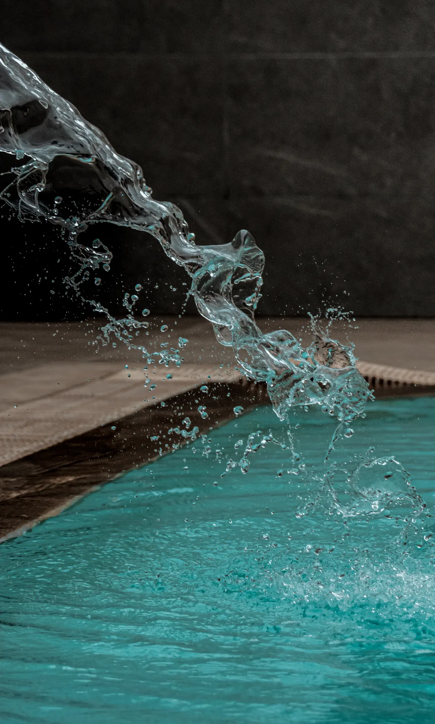 Jet d’eau qui éclabousse la piscine intérieure du club