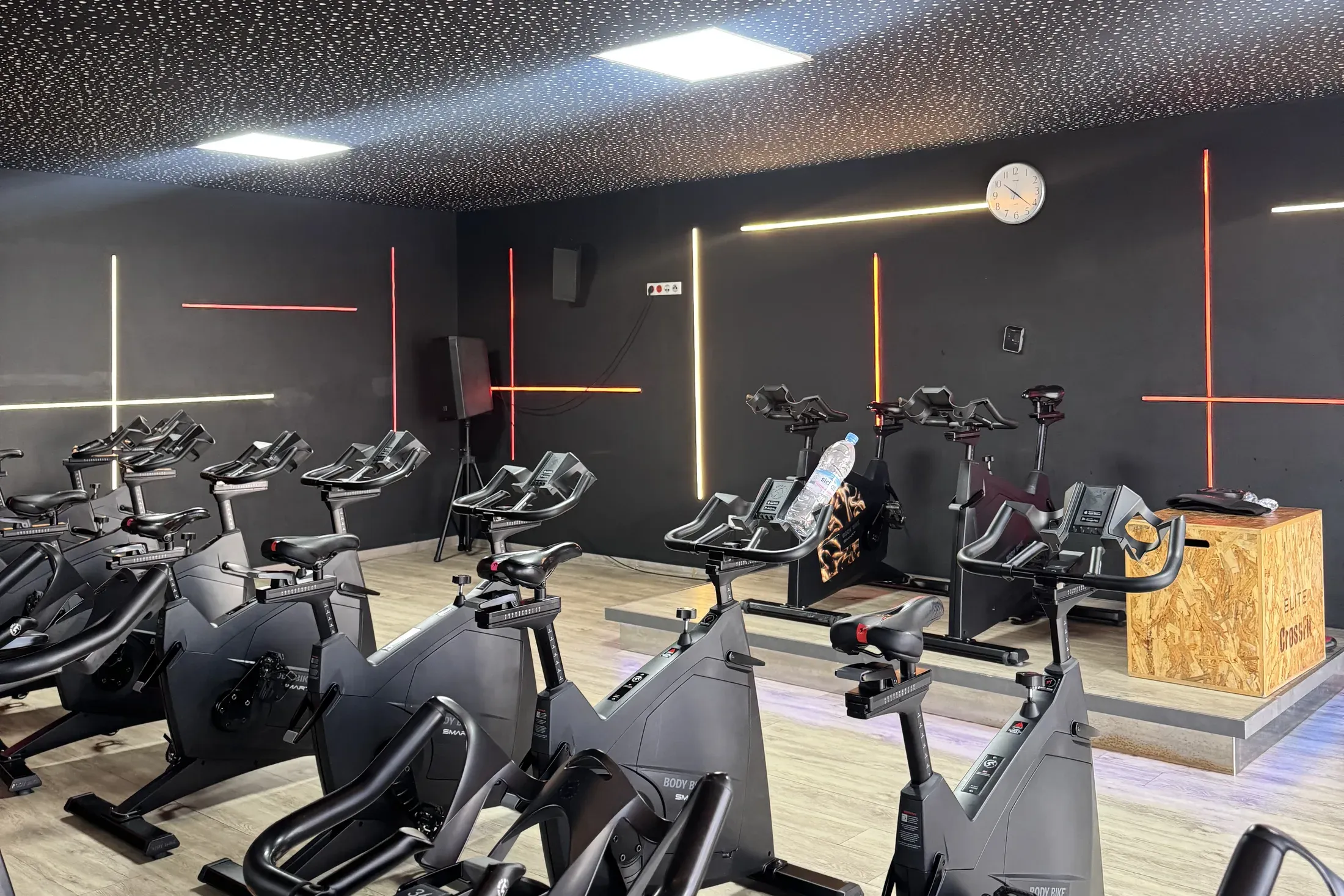 Studio RPM : vélos de cycle indoor et lignes lumineuses sur le mur du fond