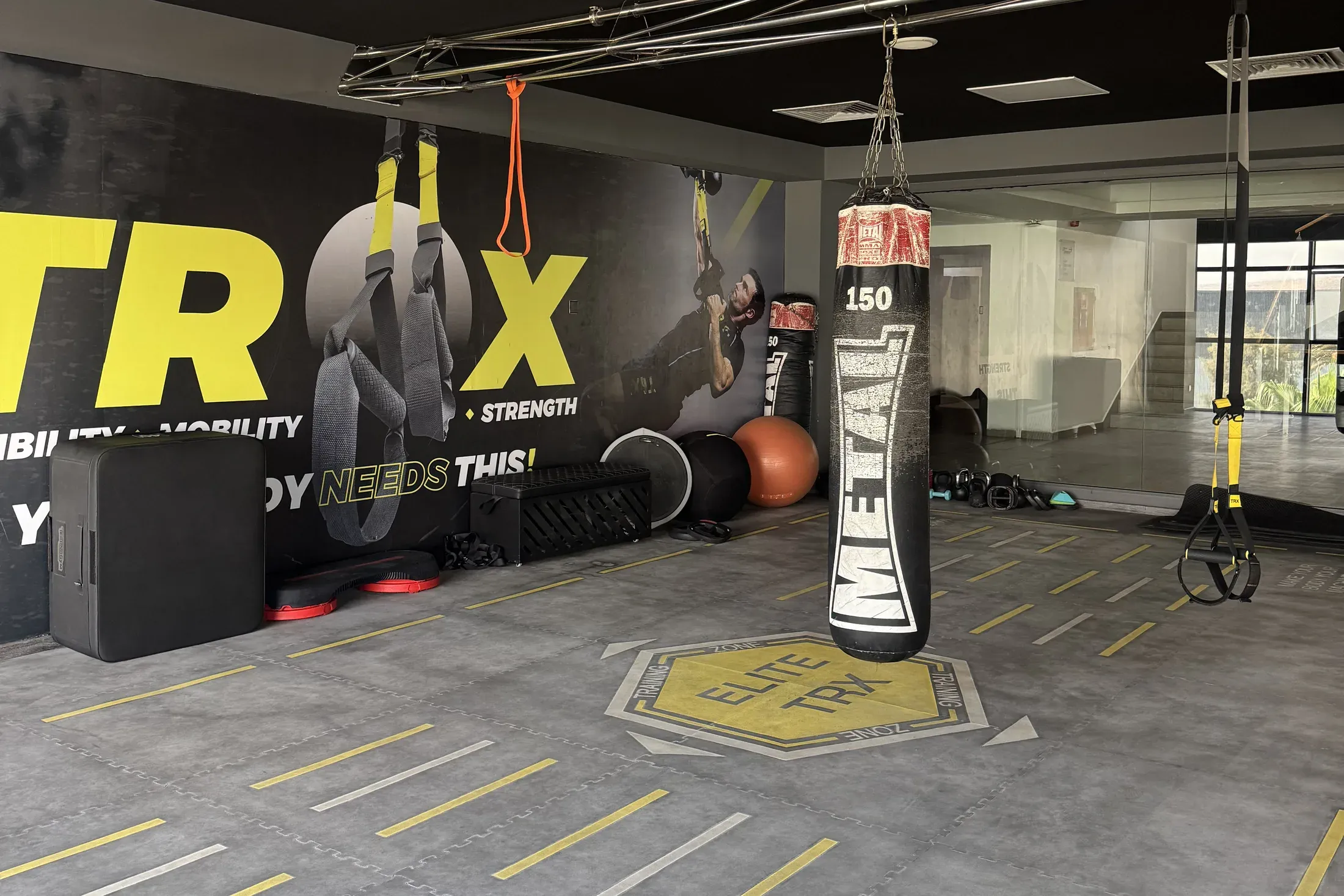 Espace TRX : fresque murale, sangles, sac de frappe et marquage au sol Elite TRX