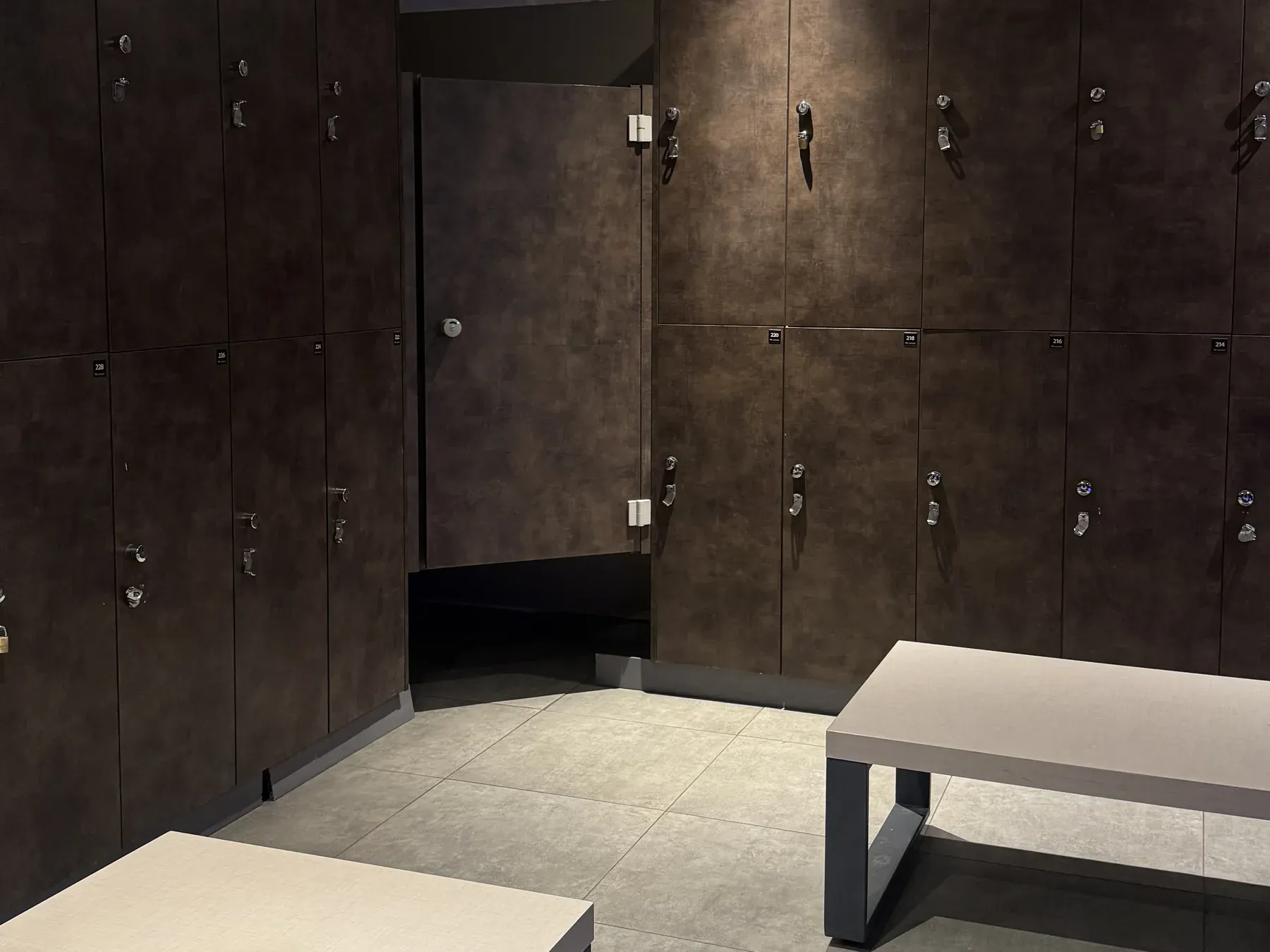 Vestiaires : casiers, cabine et banc
